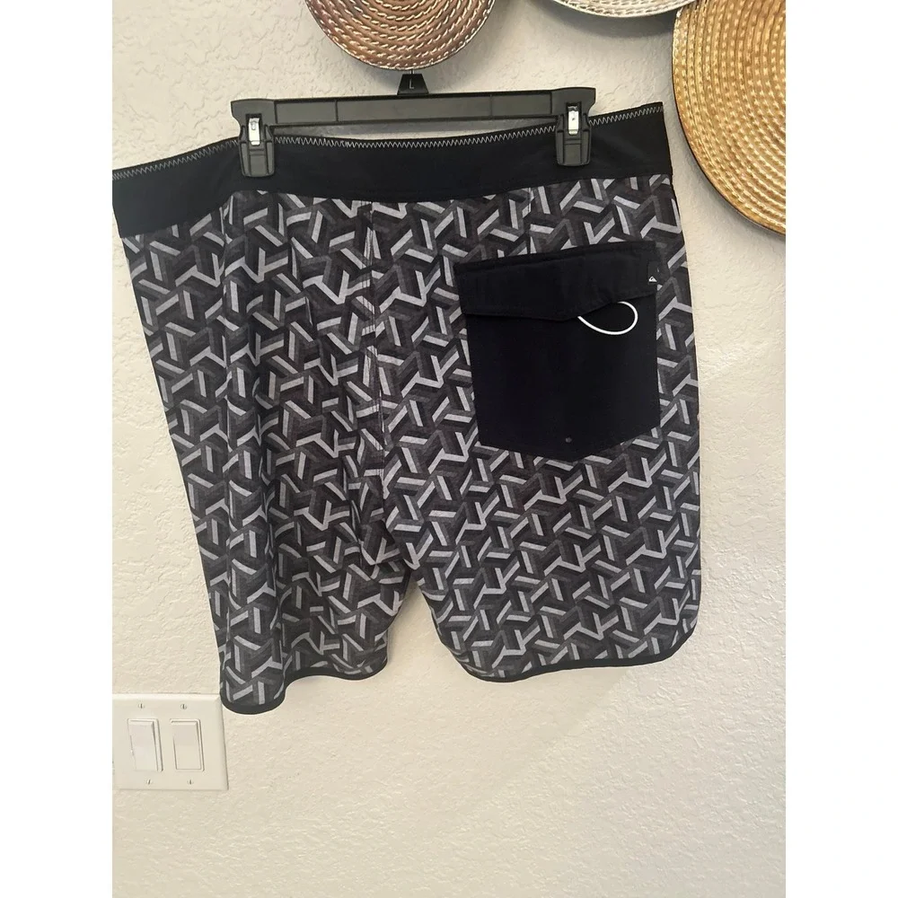 Quiksilver Highline series boardshorts all-over geometric pattern size‎ 38